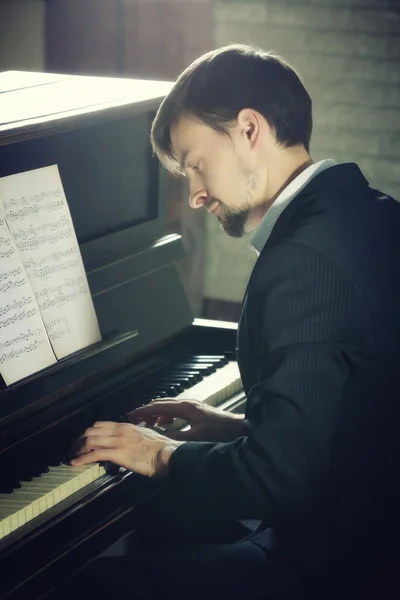 Yman tocando el piano — Foto de Stock