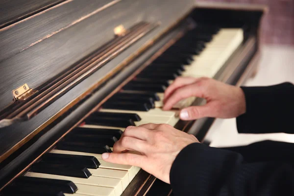 Muž ruce klasický klavír hraje — Stock fotografie