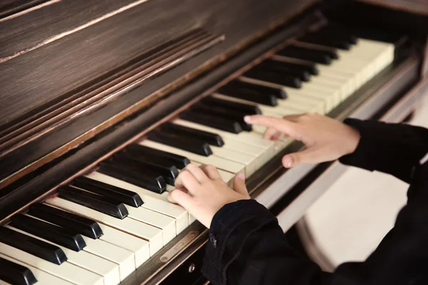 Liten flicka händer spelar piano — Stockfoto