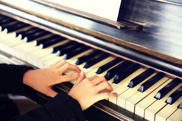 Malá holčička ruce klavír hraje — Stock fotografie