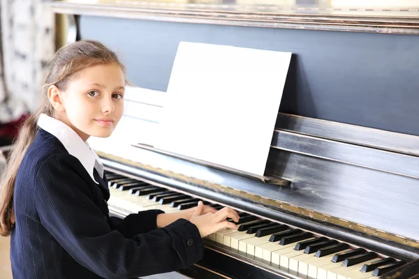Menina toca piano — Fotografia de Stock