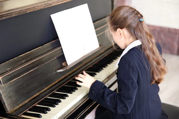Petite fille joue du piano — Photo