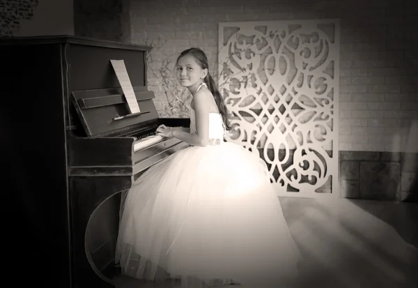 Chica jugando en el piano en el aula —  Fotos de Stock