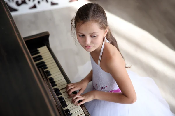 Princesse fille joue du piano dans le studio — Photo