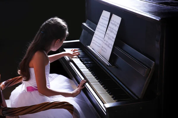 Principessa ragazza suona il pianoforte — Foto Stock