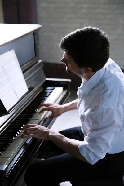 Homem toca piano na classe — Fotografia de Stock