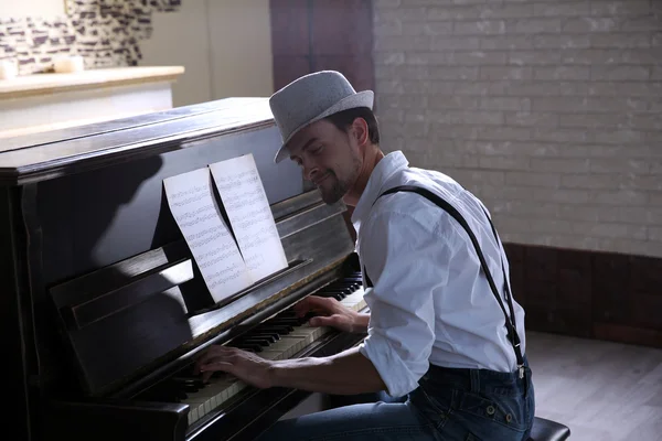 Hombre en sombrero haciendo música de piano —  Fotos de Stock