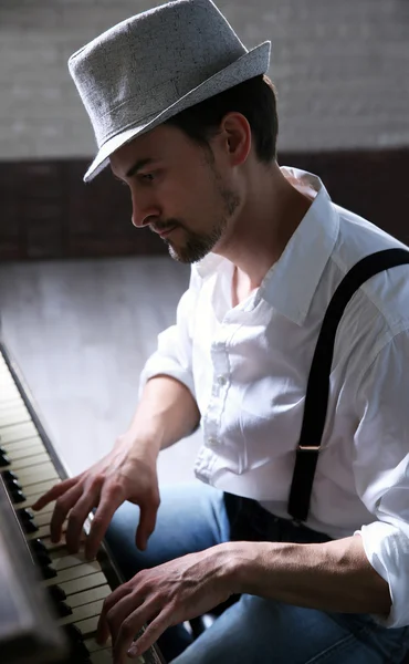 Hombre en sombrero haciendo música de piano —  Fotos de Stock