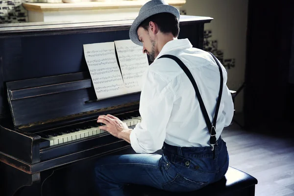 Homme en chapeau faisant de la musique de piano — Photo