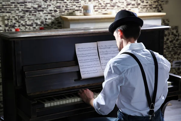 帽子的钢琴音乐的人 — 图库照片