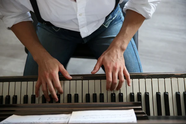 Руки музыканта классическая игра на пианино — стоковое фото