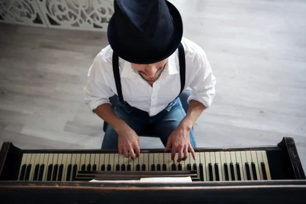 Hombre en sombrero haciendo música de piano —  Fotos de Stock