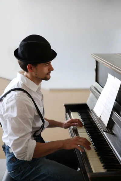 Homem de chapéu fazendo música de piano — Fotografia de Stock