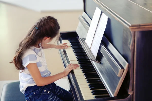 Meisje Draadstang om te spelen piano — Stockfoto