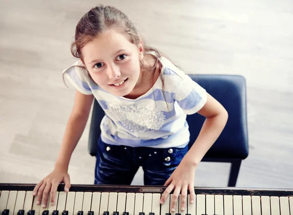 Músico menina toca piano — Fotografia de Stock