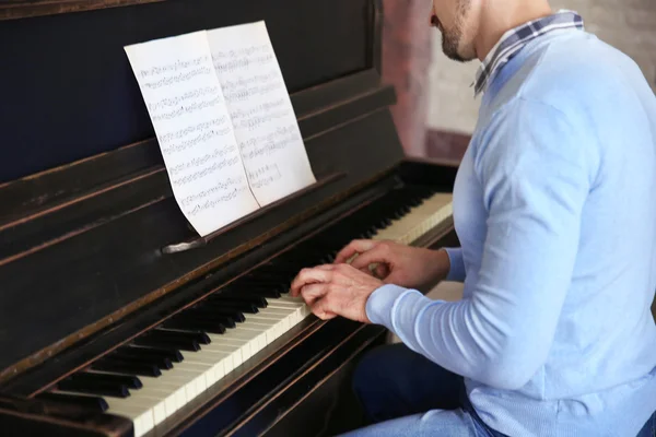 Hombre toca el piano en la clase — Foto de Stock