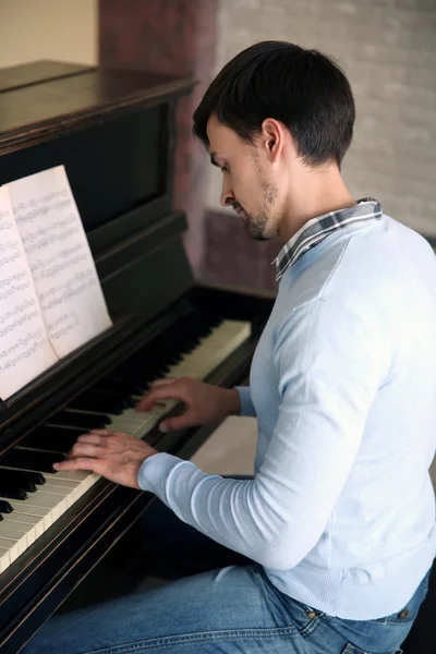 Uomo suona il pianoforte in classe — Foto Stock