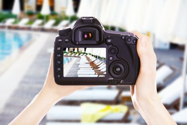 Fotoğrafçı ile iş yerinde fotoğraf makinesi 