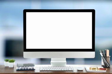 bilgisayar ahşap masada 