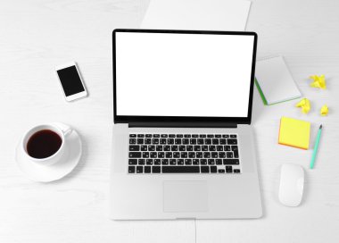 Ofis işyeri açık dizüstü bilgisayar ile 