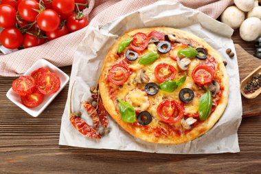 sebze ve fesleğen masada lezzetli pizza yakın çekim