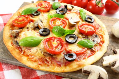 sebze ve fesleğen masada lezzetli pizza yakın çekim