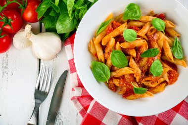 Makarna salça ve fesleğen tablo ile yakın çekim