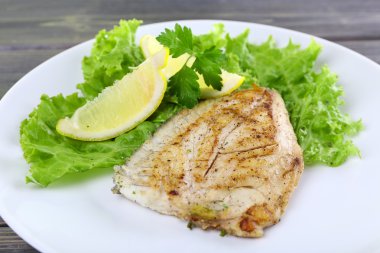 Balık fileto marul ve limon tablo ile tabak kapat