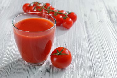 Bardak domates suyu ahşap arka plan üzerinde