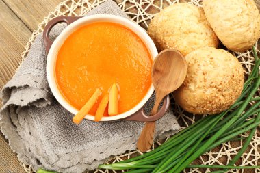 Havuç kremi-çorba buns tablo ile yakın çekim