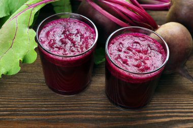 Pancar suyu masada sebzeli gözlük yakın çekim