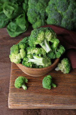 Ispanaklı kase ahşap masa üzerinde taze brokoli yakın çekim