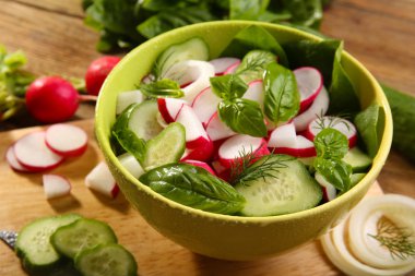 Taze sebze salatası, masaya yakın.