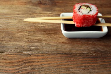 Sos ile rulo ve sopa ahşap masa üzerinde kapat