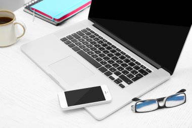 Çalışma alanı ofiste bilgisayar ile