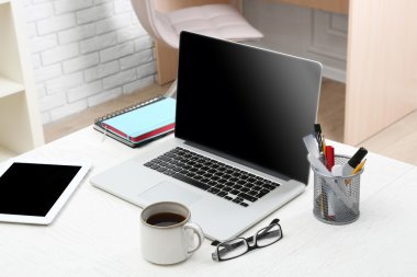 Çalışma alanı ofiste bilgisayar ile