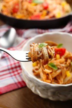 Ev yapımı spagetti Bolognese renk ahşap arka plan üzerinde beyaz kase parmesan peyniri ile