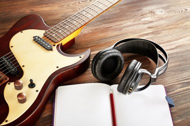 Kulaklıklı elektro gitar.