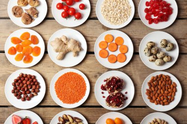 farklı ürünler üzerinde daireler ahşap tablo, üstten görünüm