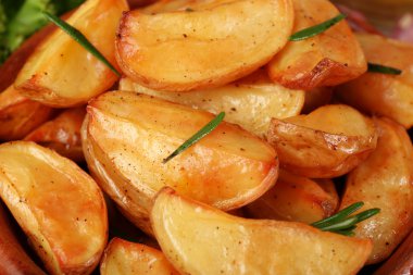 Patates dilimleri masada, closeup pişmiş