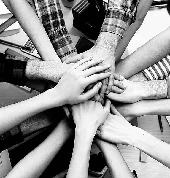 Verenigd handen van zakelijke team — Stockfoto