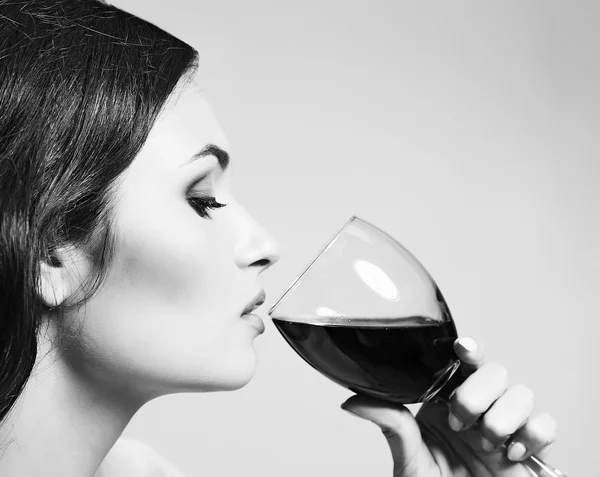 Πορτρέτο της όμορφης γυναίκας πόσιμο κρασί — Φωτογραφία Αρχείου
