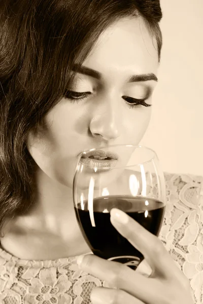 美しい女性のワインを飲むの肖像 — ストック写真