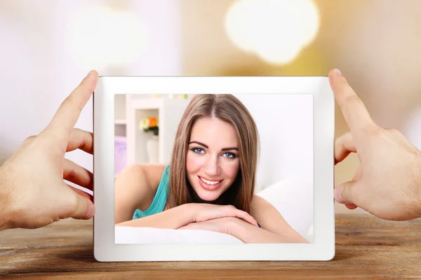 Man har videochat med kvinna — Stockfoto