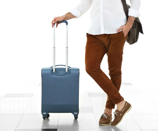 Man holding suitcase — Stock Photo, Image