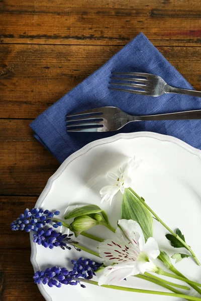 Vajilla con flores en la mesa —  Fotos de Stock