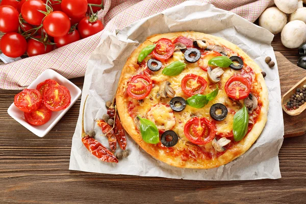 Leckere Pizza mit Gemüse und Basilikum auf dem Tisch aus nächster Nähe — Stockfoto