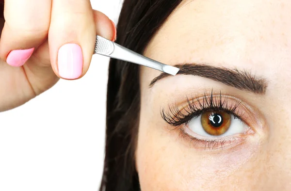 Young woman plucking eyebrows — Stock Photo, Image