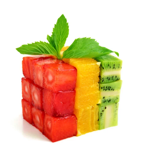 Cubo formato da frutta a fette isolate su bianco — Foto Stock