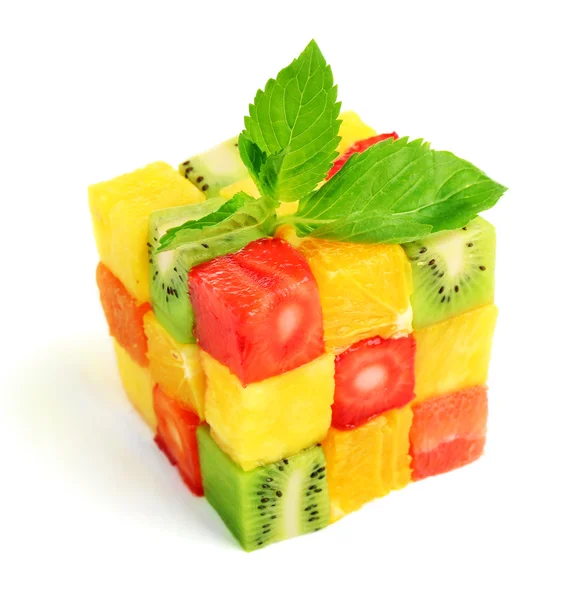 Cubo formato da frutta a fette isolate su bianco — Foto Stock
